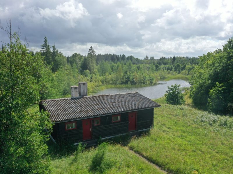 Bjælkehytte med udsigt til søen